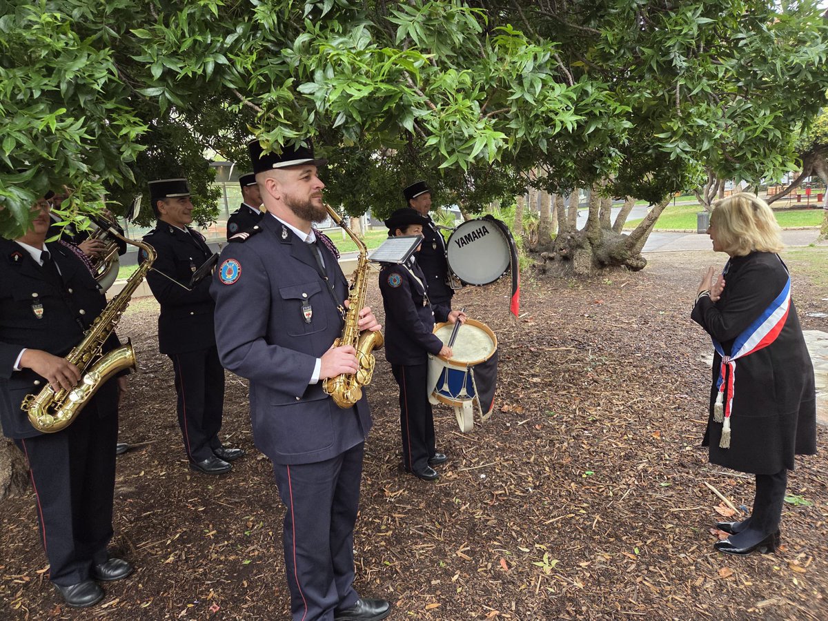 Dépôt de gerbes du 2 novembre aux defunts Rapatriés en presence des Associations. 
La guerre d'Algérie debuta voici 71 ans.