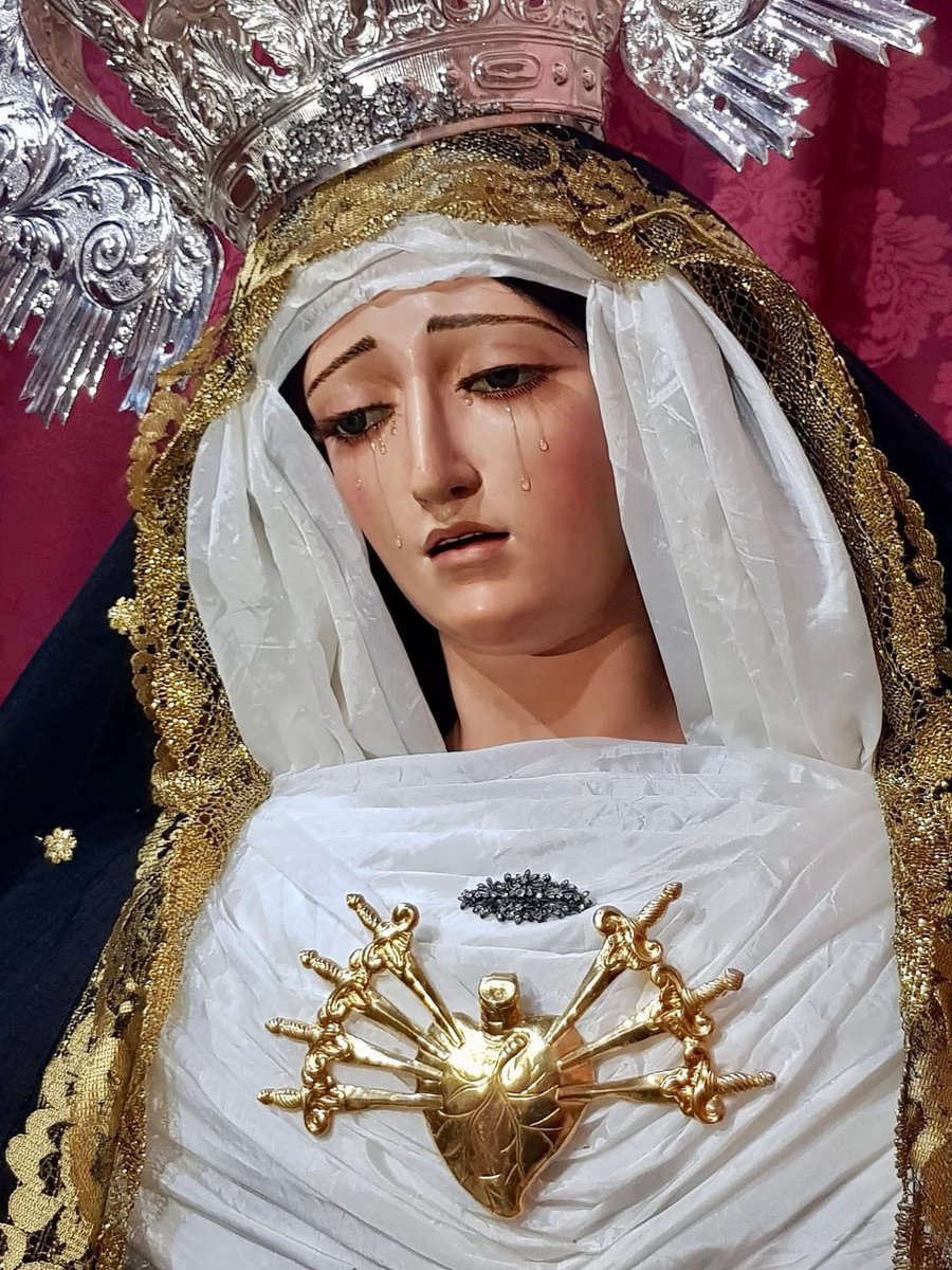 En la conmemoración de los Fieles Difuntos pedimos a Dios, por intercesión de la Santísima Virgen, por todos nuestros hermanos y familiares difuntos en la esperanza de que disfrutan ya de la vida eterna.