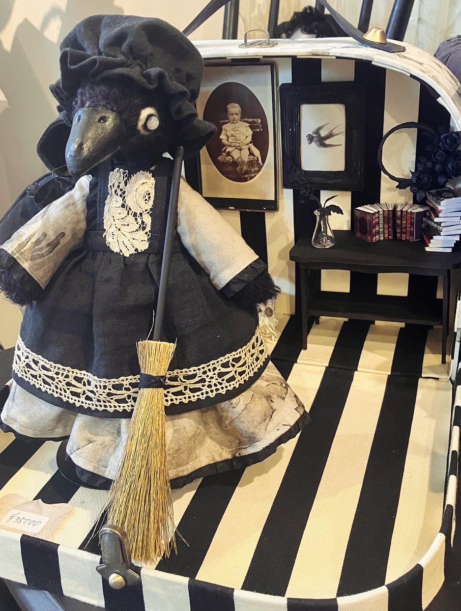 グループ展「紅色ラプソディ」
3日目終了しました
初日から連日たくさんのお客様がご来店くださっております
後２日間も皆様のお越しをお待ちしております

picはぬいぐるみコーナー
カルトナージュで作ったクローゼットボックスと共にご覧ください

#紅色ラプソディ