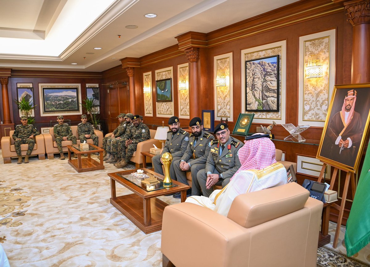 jazangov's tweet photo. سمو نائب أمير منطقة جازان
#ناصر_بن_محمد
يستقبل قائد الأفواج الأمنية بالمنطقة العقيد ركن لطفي بن سمها، يرافقه منتخب منطقة جازان للأفواج الأمنية لكرة القدم بمناسبة تحقيقهم المركز الأول في بطولة الأفواج الأمنية. https://t.co/WS4f04aA4L