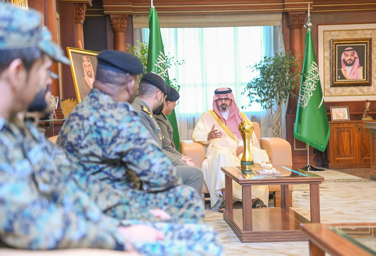 jazangov's tweet photo. سمو نائب أمير منطقة جازان
#ناصر_بن_محمد
يستقبل قائد الأفواج الأمنية بالمنطقة العقيد ركن لطفي بن سمها، يرافقه منتخب منطقة جازان للأفواج الأمنية لكرة القدم بمناسبة تحقيقهم المركز الأول في بطولة الأفواج الأمنية. https://t.co/WS4f04aA4L