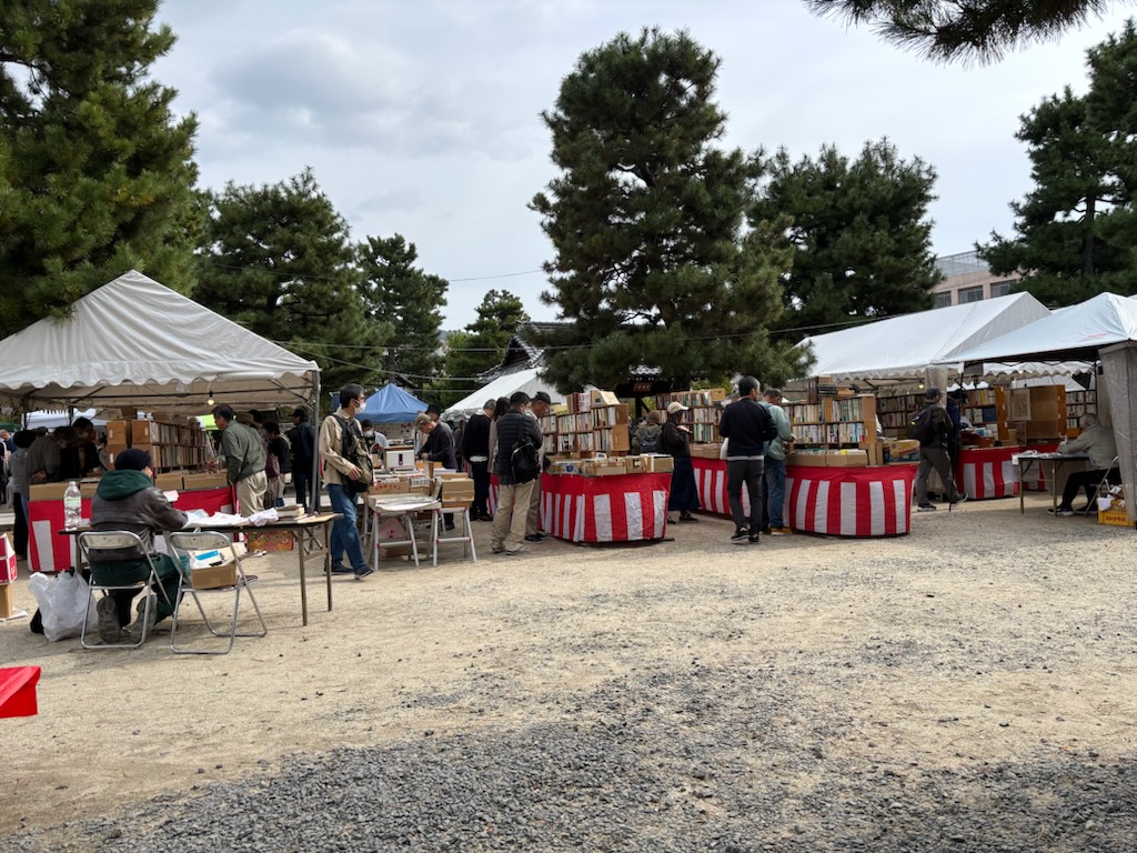 koshoken's tweet image. 秋の古本まつり４日目は晴天とまではいきませんでしたが、秋らしい気持ちのいい空の下、たくさんのご来場お買上ありがとうございました。２度目のチャリティーオークションも大いに盛り上がりました。明日も13時からオークションはあります。最後の最後までお楽しみください。天気も心配なさそうです。