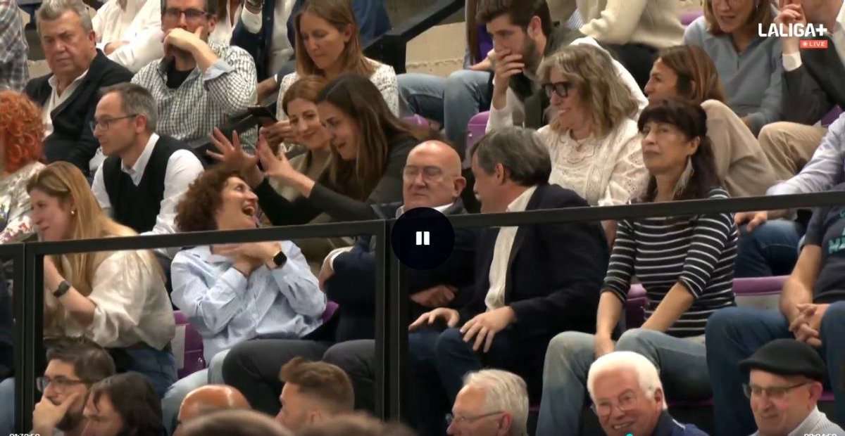 Último segundos del partido contra el Hestia Menorca donde el Valladolid de baloncesto descendió a segunda FEB

El pabellón en un puño, todos muy tensos y jodidos

Bueno, no todos

Yo creo que aun se siguen riendo de todos nosotros...

Y con razón, la verdad