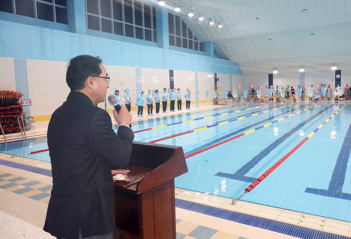 joksil's tweet image. 동구 국민체육센터에서 열린 동구청장배 수영대회에 다녀왔습니다. 무려 170여 명의 선수가 함께 했는데요. 최근 인동국민체육센터도 오픈해 동구의 수영 인프라가 튼튼해지고 있는만큼 수영의 매력이 널리 퍼질 수 있길 기대합니다.

#박희조 #대전동구청장 #국민체육센터 #수영대회 #생활체육 #수영