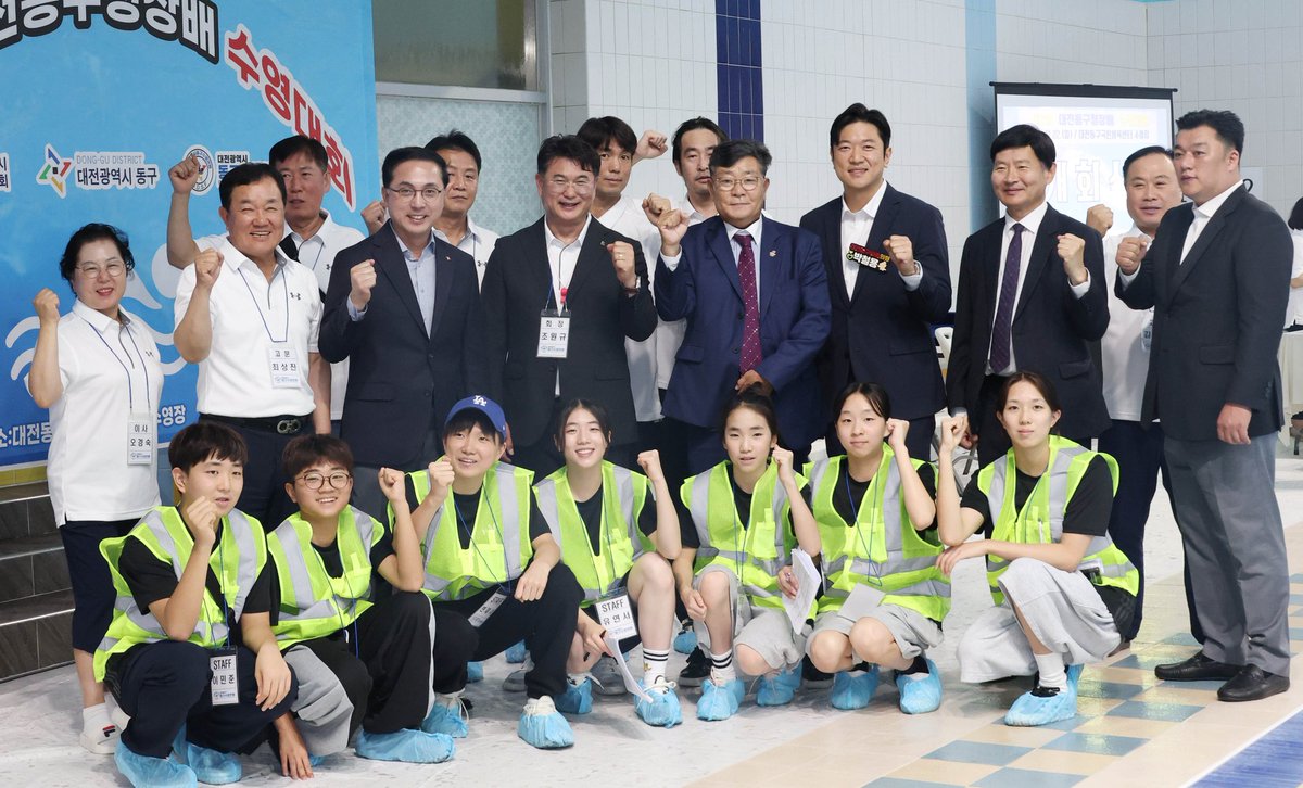 joksil's tweet image. 동구 국민체육센터에서 열린 동구청장배 수영대회에 다녀왔습니다. 무려 170여 명의 선수가 함께 했는데요. 최근 인동국민체육센터도 오픈해 동구의 수영 인프라가 튼튼해지고 있는만큼 수영의 매력이 널리 퍼질 수 있길 기대합니다.

#박희조 #대전동구청장 #국민체육센터 #수영대회 #생활체육 #수영