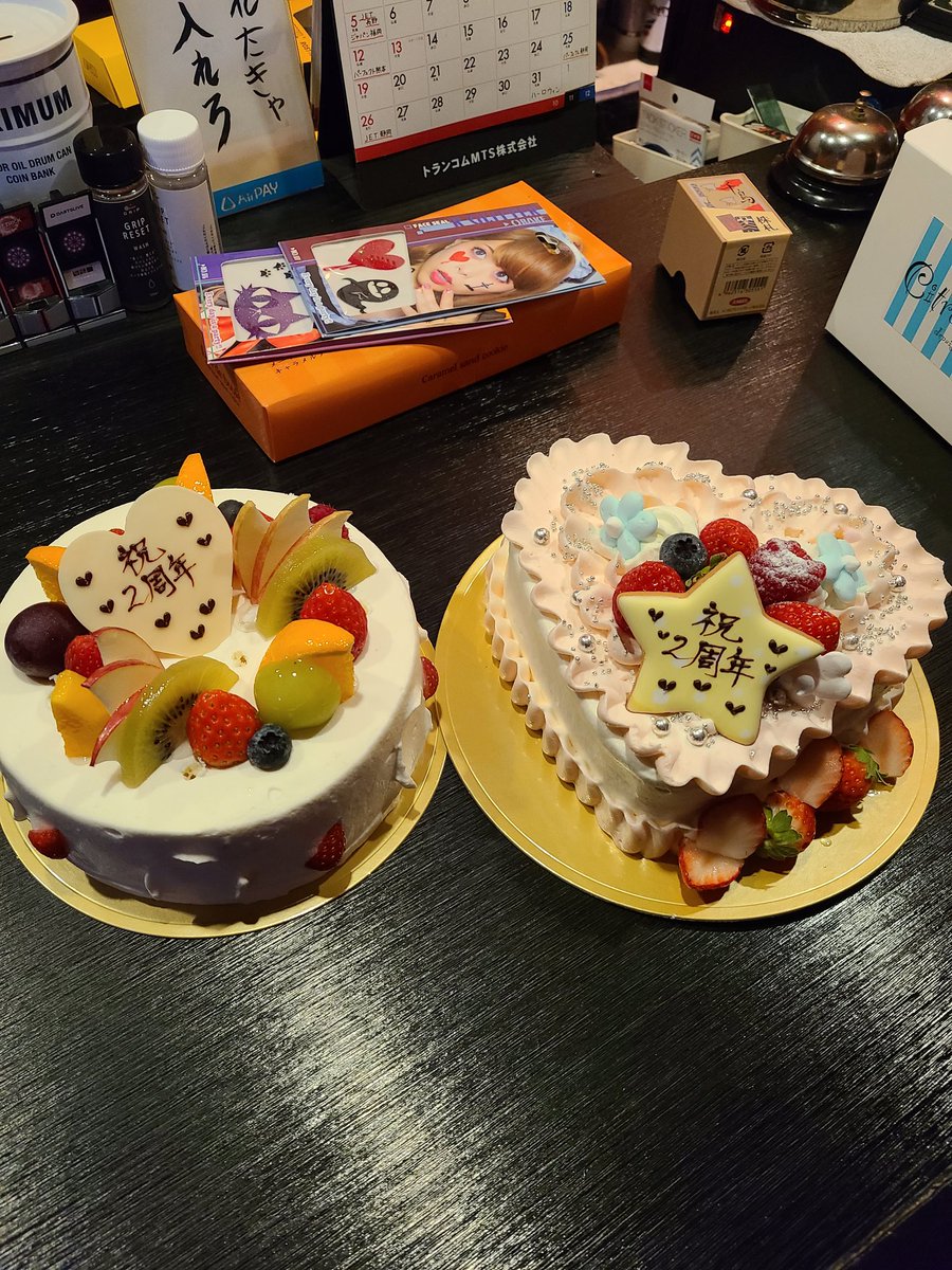 FUN_PLACES_D's tweet photo. 🎯【FUNPLACES｜尾張一宮】
           ㊗️10月27日 2周年🎉
本日も19時から元気にOPENしてます🙌
明日は祝日ですので14時からOPENです‼️

昨日は常連のお客様から2周年のお祝い頂きました🥺
いつもFPを支えて頂きありがとうございます😭
🕓 19:00〜5:00
📍尾張一宮駅から徒歩8分

#FUNPLACES #一宮ダーツ #ダーツプロ #一宮バー #ダーツ女子 #投げ放題