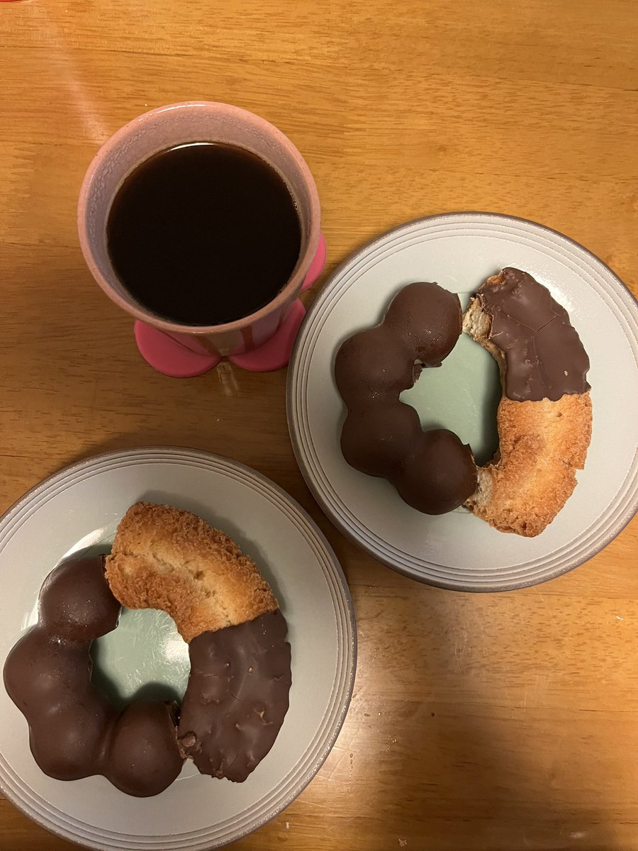 CekdU7HSfO09D74's tweet image. おやつの時間
こんばんは😊
北九州の今は晴れ。
少し雲はありますが秋らしい風。
朝、夜共にドーナツにしました💕
どっちも美味しい🍩
昼間、コスモスを見ながら歩いたから甘いもの食べてもokさ💕
旦那さんはドーナツの解凍を待つ間、焼鳥チンしてた😅