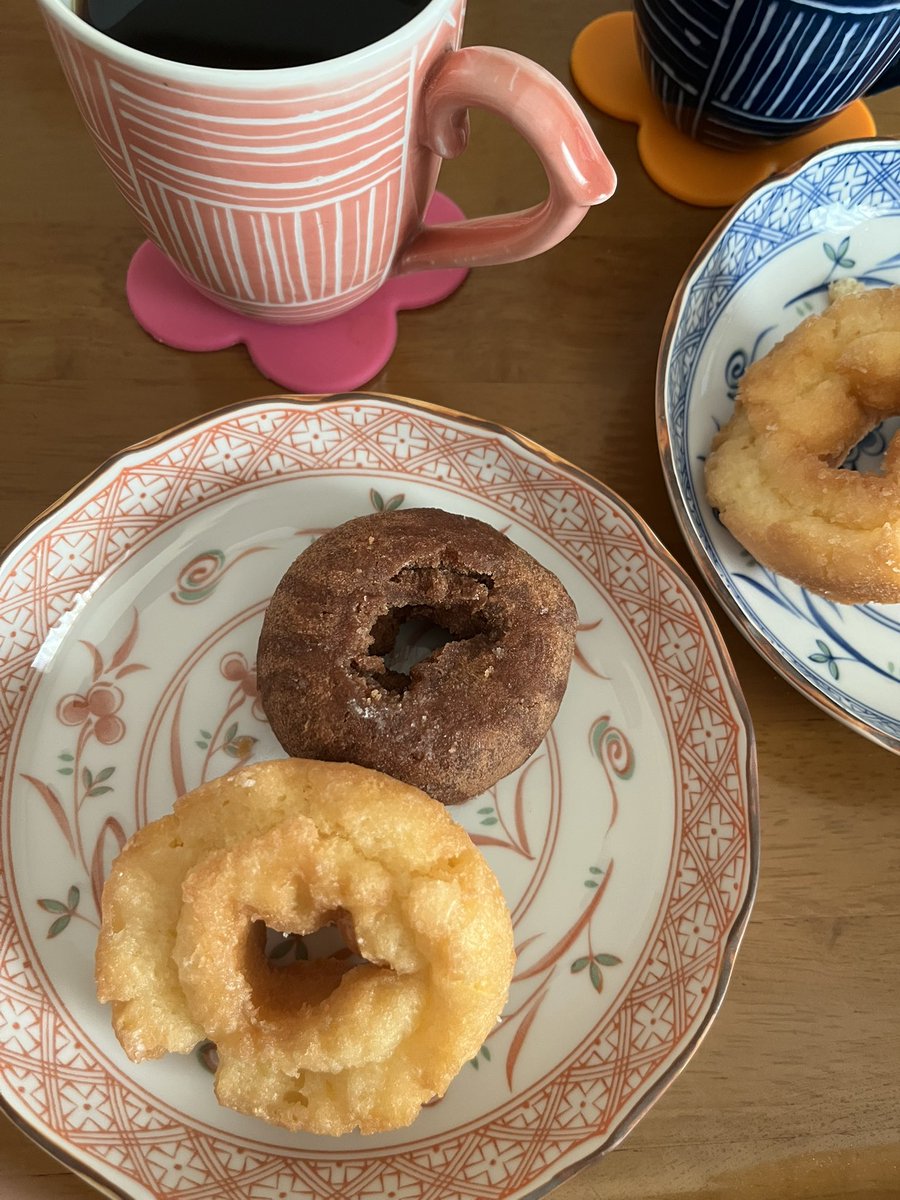 CekdU7HSfO09D74's tweet image. おやつの時間
こんばんは😊
北九州の今は晴れ。
少し雲はありますが秋らしい風。
朝、夜共にドーナツにしました💕
どっちも美味しい🍩
昼間、コスモスを見ながら歩いたから甘いもの食べてもokさ💕
旦那さんはドーナツの解凍を待つ間、焼鳥チンしてた😅