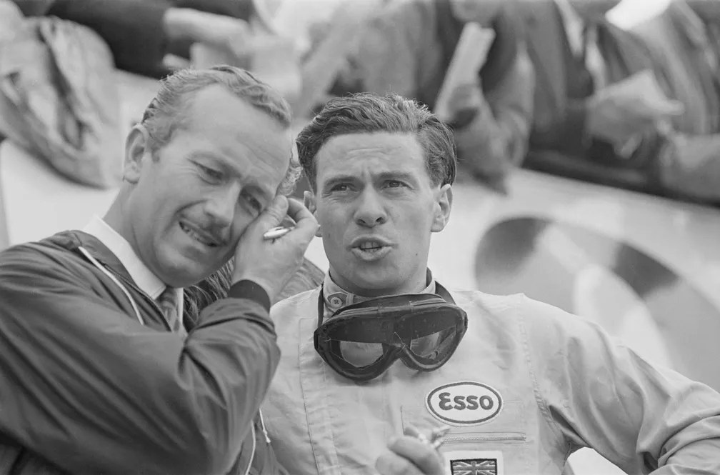 Dimanche, c'est F1 à la une ! Quelle "belle connivence" entre ces deux légendes :  le Guv'nor Colin Chapman et le Champion Jim Clark #ColinChapman #JimClark #TeamLotus #F1 <a href="/ClassicLotus/">Classic Team Lotus</a> <a href="/lotuscars/">Lotus Cars</a> <a href="/ClubLotusFrance/">Club Lotus France</a>