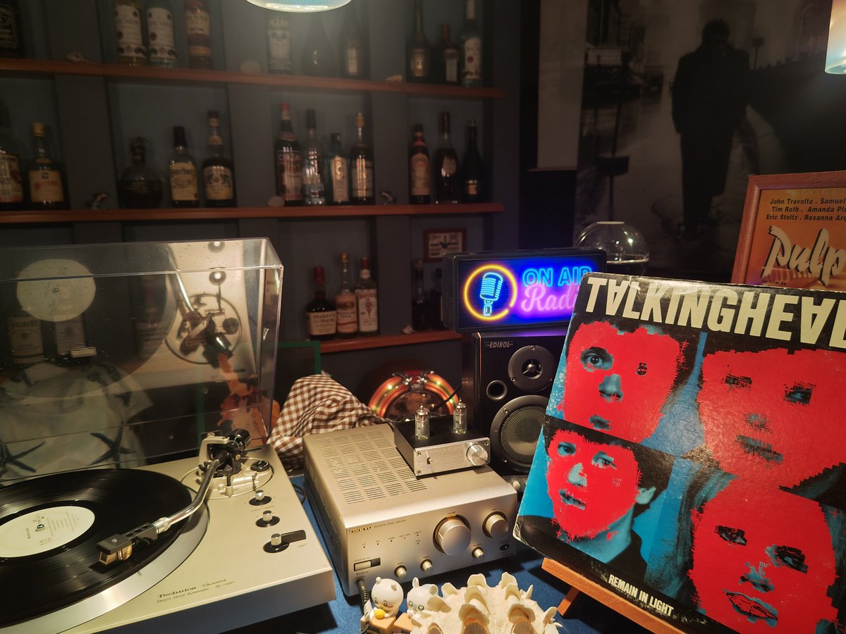 bobbylikesfish's tweet photo. 不可思議な心地良さがクセになるトーキング・ヘッズのレコードを聴いてる…
ジャケのインパクトもさることながら、乾いたアフロファンクのビートもなかなかで、歌詞も難解な玄人向けのアルバム…
#vinyl
#talkingheads
#remaininlight https://t.co/R73rvhNjVE