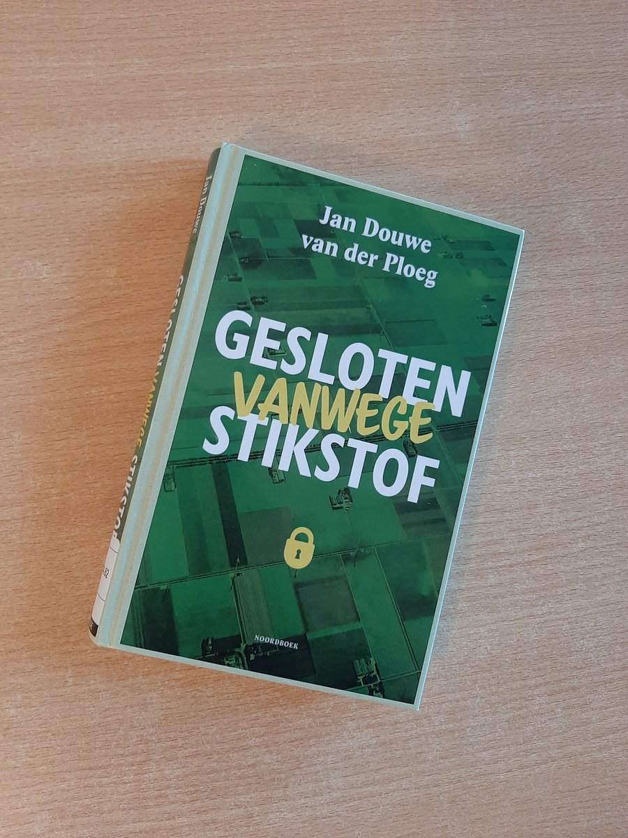 Gesloten vanwege stikstof. Zo heet het boek van Jan Douwe van der Ploeg (WUR Wageningen) waarin hij het falend landbouwbeleid analyseert. En ook waarom BBB niet (!) opkomt voor de boeren. Juist niet! Over De Heus (veevoer, Ede), plankgasboeren en over de NSB. Leestip! Dus🧵⤵️!