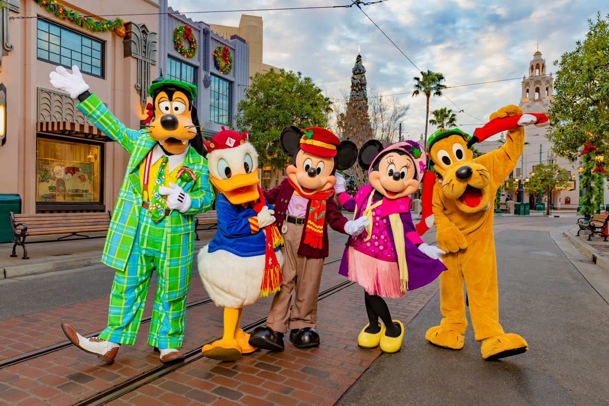 Mouseland_magic's tweet image. DISNEYLAND USA | Holiday Characters at California Adventure.

🎁 Holiday Characters on Buena Vista Street
Mickey Mouse
Minnie Mouse
Goofy
Donald Duck
Daisy Duck
Pluto
Clarabelle Cow

🎁 Holiday Characters at Grizzly Peak
Carl
Russell
Dug