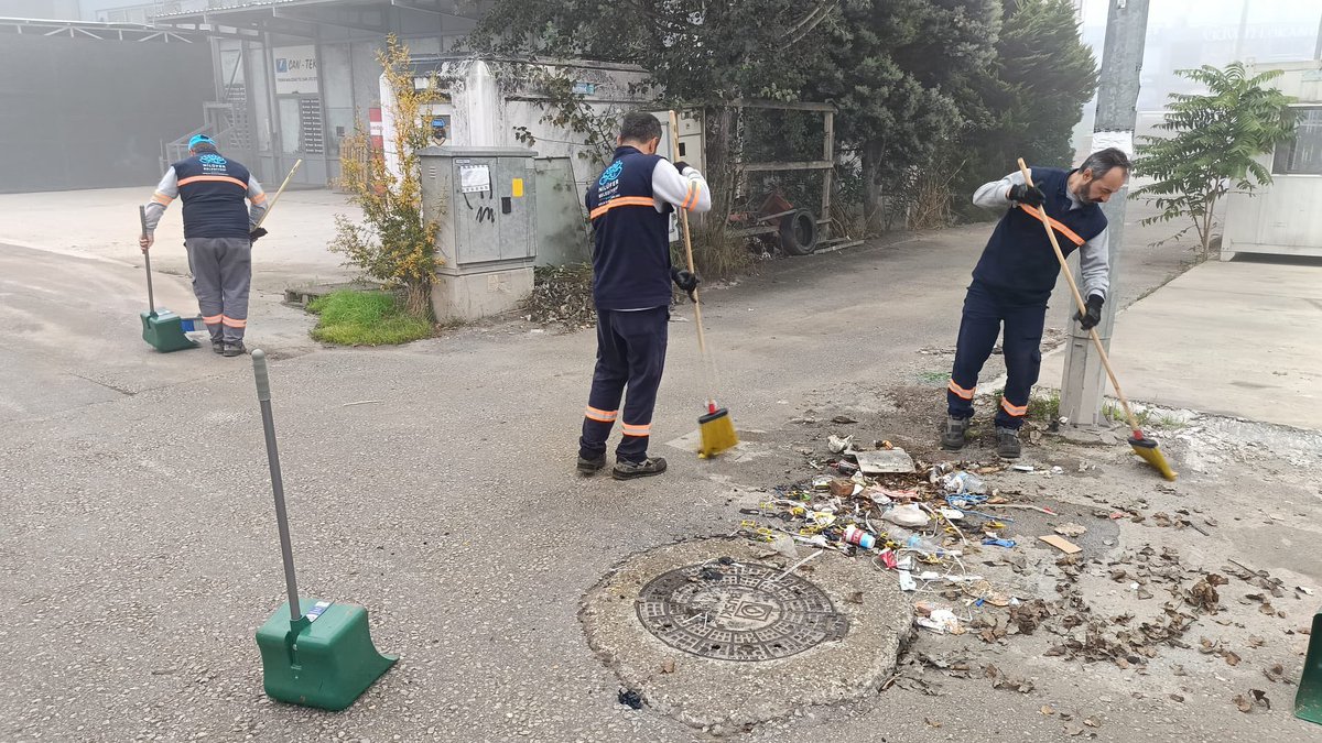 Nilüfer’de temizlik aralıksız sürüyor 🧹🚛
2 JCB, 4 açık kasa kamyon, 1 çöp aracı ve 34 personel ile NİLTİM bölgesinde genel temizlik çalışmaları gerçekleştiriliyor.
Cadde, sokak ve sanayi alanlarında yapılan kapsamlı temizlikle çevremizi daha düzenli, daha yaşanabilir hale