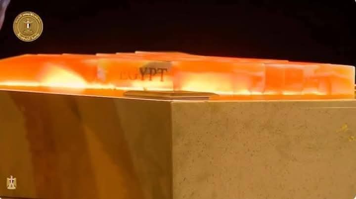 #الافتتاح كله رسائل لكن كله في كفه #والرساله دي في كفه تانيه خالص 
#الناس اللي مش فاهمه اللقطة
دي وقت الاعلان عن افتتاح المتحف
حجر كبير مظلم وناقص قطعه
القطعة مكتوب عليها مصر Egypt 
أول ما القطعة تم #إضافتها للحجر 
المتحف كله بكل مقتنياته أضاء وبقي مشع ان طاقة أهراماتنا في إيدينا