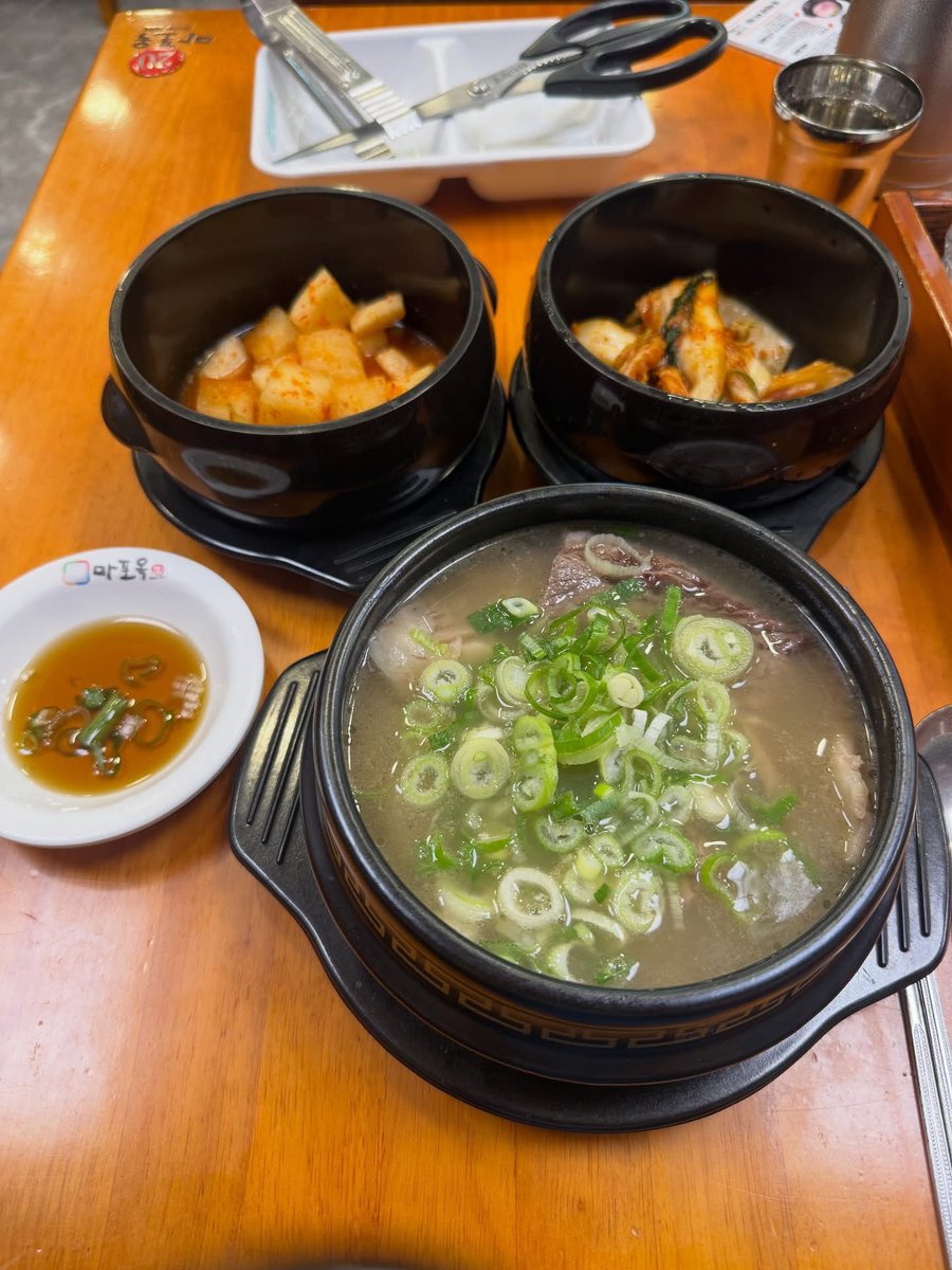 seolnal's tweet photo. 2025 서울시 오래가게 평가 심사위원으로
업력 30년 이상 되는 서울 맛집들 다니면서 
하나하나 다 먹어보고 보고서 써야 하는데
최선을 다해서 일하다보니 무려 5kg 쪘음.
하... 이거 너무 위험한 일 아닙니까..? 😂 https://t.co/skRalEkGwq