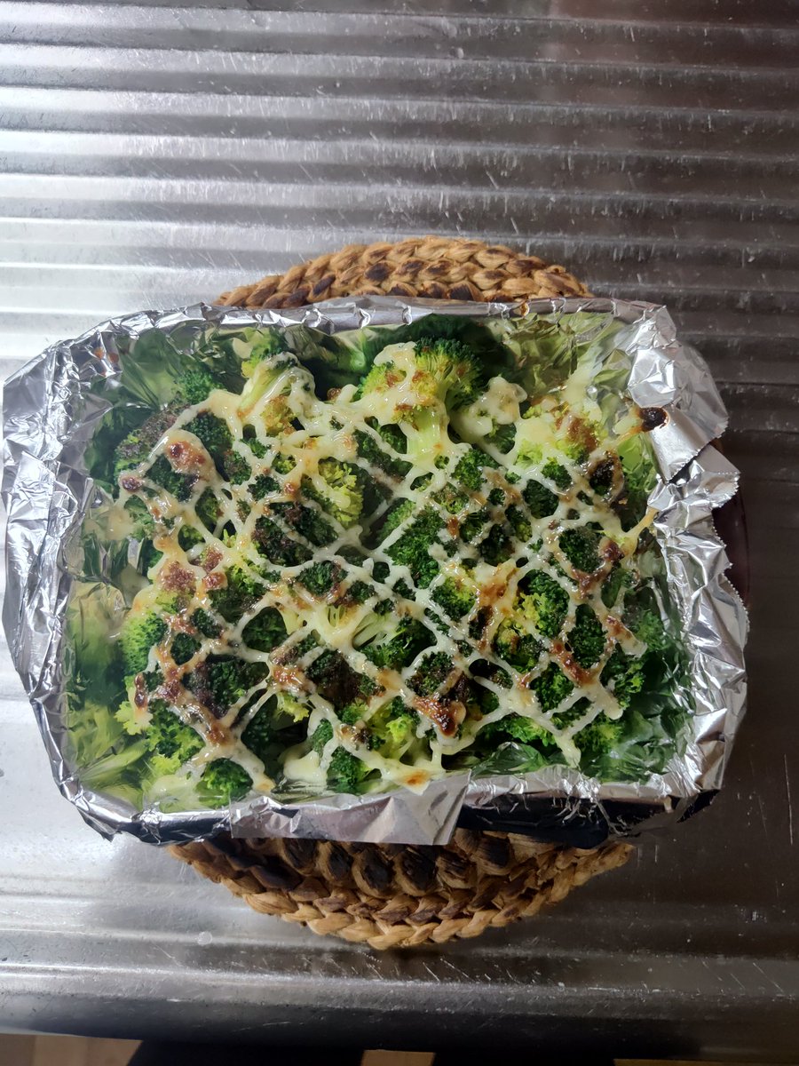 こんばんゴッデス‼️
本日は晩ご飯を生産しました😊
お納め下さい🙇
マグロのお刺身と
ブロッコリーの◯船です
(伏字は配慮)
あっ💦
NIKKEの話じゃなくてすいません🙇