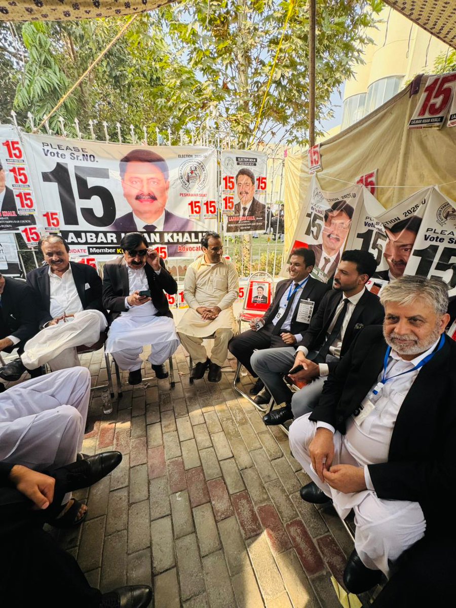 خیبرپختونخوا بار کونسل الیکشن کے موقع پر پیپلز لائرز فورم کے صوبائی صدر گوہر رحمن خٹک ایڈووکیٹ پشاور کے صدر عمران خان ایڈووکیٹ کے ساتھ پشاور ہائی کورٹ میں
<a href="/BBhuttoZardari/">Bilawal Bhutto Zardari</a>