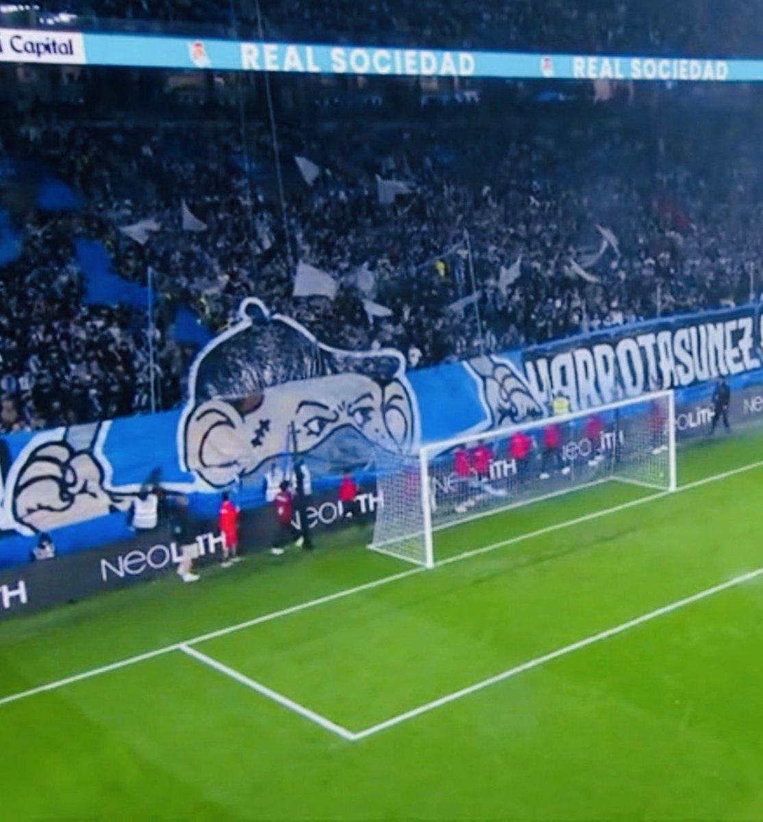 ⚪️🔵Txuri Urdin koloreak Harrotasunez eramanda!⚪️🔵 #RealSociedadAthletic #EuskalDerbia #BultzadaTxuriUrdina #Tifo #AitorZabaletaHarmaila #AnoetakBizirikDirau #TxuriUrdinak #Harrotasunez