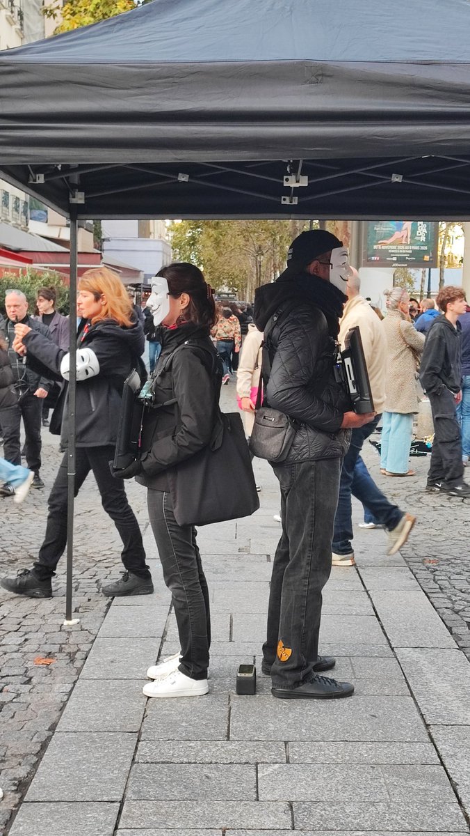 boartusks's tweet image. We outreached someone wearing a furcoat yesterday at AV&apos;s International Cube Day chapter in Paris, an entire fox, it was a depressing sight. The dude was pointing and laughing at us from a distance with his friends so Uridoz confronted him.

#Anonymousforthevoiceless