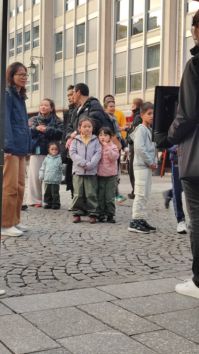 boartusks's tweet image. We outreached someone wearing a furcoat yesterday at AV&apos;s International Cube Day chapter in Paris, an entire fox, it was a depressing sight. The dude was pointing and laughing at us from a distance with his friends so Uridoz confronted him.

#Anonymousforthevoiceless