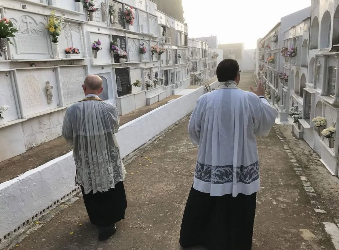 Kyrie eleison.
Christe eleison.
Kyrie eleison.

Réquiem ætérnam dona eis, Dómine, et lux perpétua lúceat eis.
Requiéscant in pace.
Amen.

2 de Noviembre
Conmemoración de todos los fieles difuntos