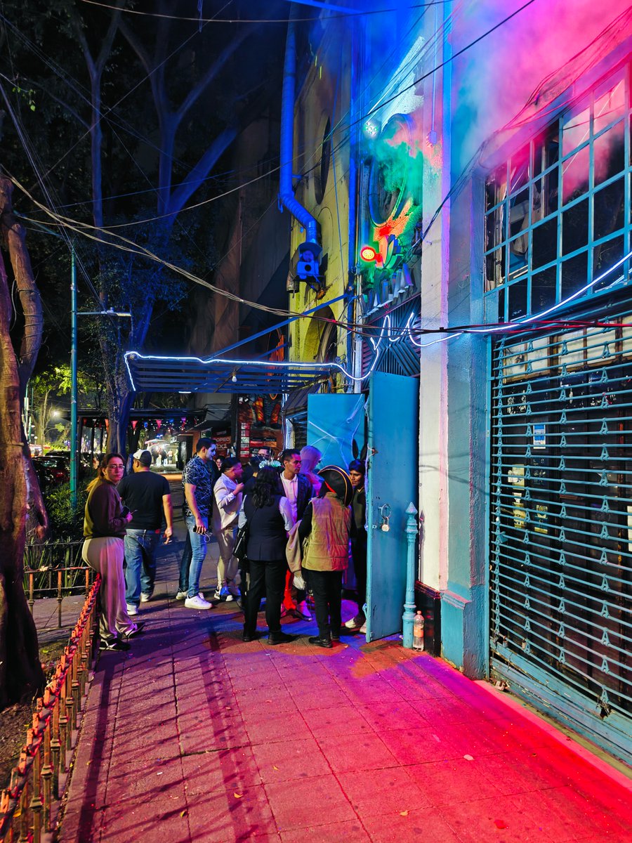 昨天9点钟就睡了，然后4点钟醒了。出来买水，发现楼下大家还在嗨，还有好多人在夜店前面排队准备进去。年轻人真能玩啊。