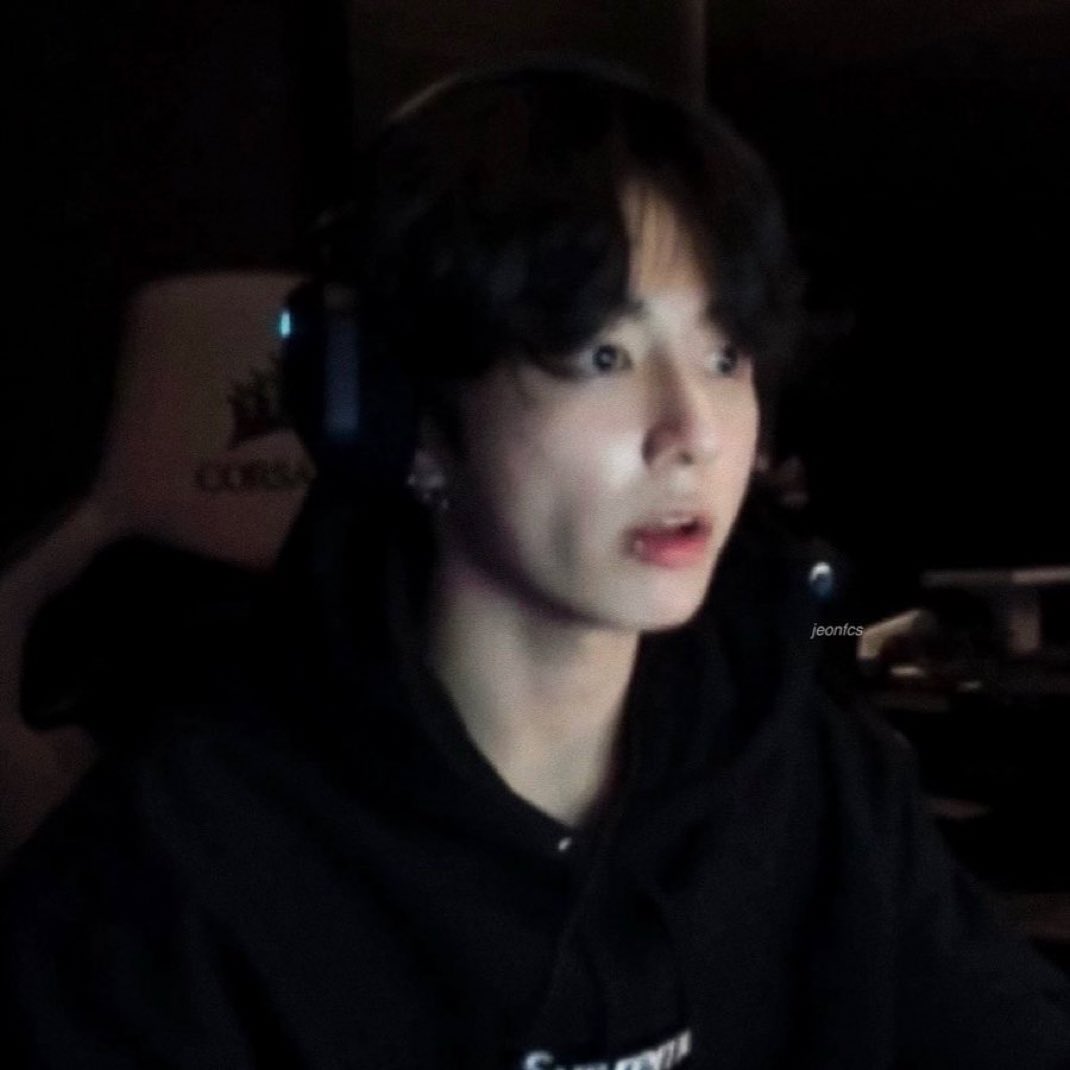 bts_thanyaa's tweet photo. กุดูเกมเมอร์คนนี้ทั้งวันเลยว่ะมึง กุติดเขาล่ะ https://t.co/ydFp9TRYuC