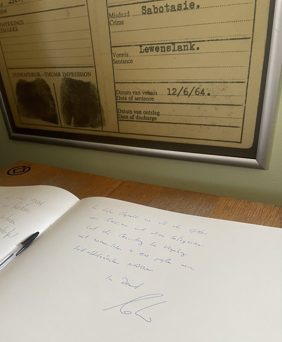 In Nelson Mandelas Gefängniszelle auf Robben Island: Markus Söder beginnt hier soeben seine dreitägige Südafrika-Reise. Weitere Stationen: ein Township, eine Konferenz der Partnerregionen, ein Termin beim Präsidenten.