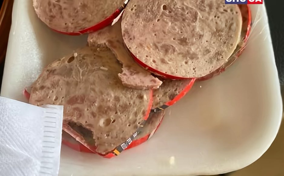 MudimbiThierry's tweet photo. 🚨 ALERTE SANTÉ PUBLIQUE : Kin Marché vend des produits périmés !

J’alerte depuis un moment les autorités sur un fait grave : le supermarché #KinMarché @kinmarche met souvent en vente des produits périmés et avariés. Ce n’est pas un simple incident, c’est un problème de #SantéPublique.

Des produits dont la date de péremption est dépassée continuent d’être exposés dans les rayons, vendus à des familles sans aucun avertissement. Ce genre de négligence met directement en danger la vie des consommateurs.

Les conséquences sont réelles : intoxications alimentaires, troubles digestifs, risques graves pour les enfants, les femmes enceintes et les personnes âgées. Tout cela à cause du manque de contrôle et du mépris des normes sanitaires.

Il est temps que les autorités sanitaires (@MinSanteRDC), la @DGDA_RDC, et les organismes de protection du consommateur réagissent. Des inspections régulières et des sanctions exemplaires doivent être appliquées.

La population congolaise mérite mieux : des produits sûrs, des commerçants responsables et des institutions vigilantes. Le silence face à ces dérives, c’est de la complicité.

Je continuerai à alerter, preuves à l’appui, jusqu’à ce que des mesures concrètes soient prises. Protégeons la population congolaise. 🇨🇩

#Kinshasa #RDC #Consommateur #ProtectionDuConsommateur #SécuritéAlimentaire #JusticeSociale
@Presidence_RDC @PrimatureRDC @AssembleeN_RDC @senatRDC @PatrickMuyaya @MinCommerceRDC @MinEcoRDC
@RtncInfo @TopCongoFm @actualitecd