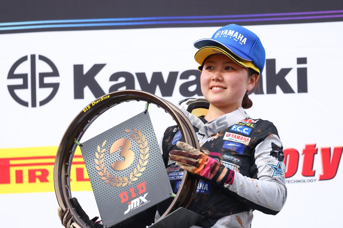 全日本モトクロス選手権 最終戦
第7戦 第63回MFJ-GPモトクロス大会

レディース決勝
大きな🩼怪我を負い名阪から復帰した#3川上選手が、ライバルとバトルを展開して🏆優勝でシーズンを〆。
復帰後は全レースで表彰台を獲得しており、来季に向け最高の結果で最終戦を終えました。