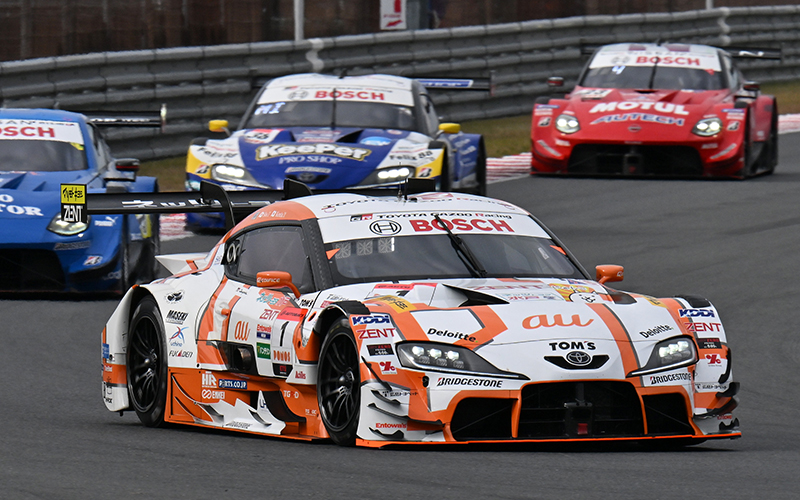 SUPERGT_JP's tweet photo. 【第8戦 もてぎ：決勝日】決勝速報：au TOM’S GR Supraが優勝！史上初の3連覇達成!!　GT300タイトルはLEON PYRAMID AMGが獲得！マッハ車検 エアバスター MC86 マッハ号が初優勝
https://t.co/KUhYEWl3oX

#SUPERGT #スーパーGT #SUPERGT2025
#もてぎGT300km #モビリティリゾートもてぎ https://t.co/gbPI8nHFVq
