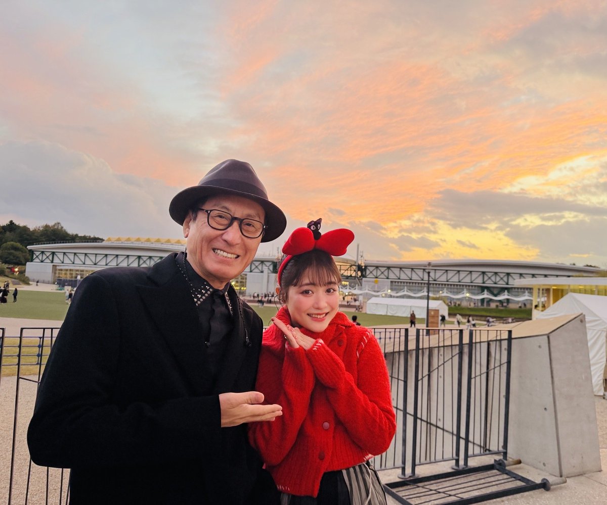 @ジブリパーク
「野外上映会＆コンサート」無事に終演いたしました☺️

寒い中、広いパークにお越し頂いた沢山のお客様！
ありがとうございました🙇‍♀️

キキのリボン🎀付けました🐈‍⬛

📸夕日をバックに、#武部聡志 さんと🎹🎤

#大原櫻子