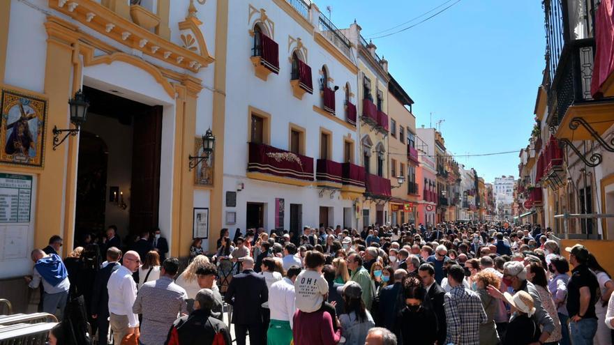 Gente que esperaba esta mañana en la calle Pureza se extraña cuando les han explicado que hoy no sale ningún traslado y que pueden irse 
#guasacofrade