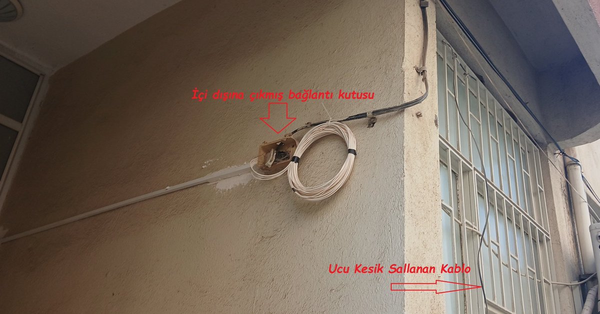 Sayın <a href="/TTDestek/">Türk Telekom Destek</a>  20 gündür ev telefonumuz ve internetimiz yok. 😤 Suçu <a href="/DalamanBld/">Dalaman Belediyesi</a>  <a href="/SezerDurmus48/">Sezer Durmuş</a> 'un yaptığı  yol çalışmasına atıyorsunuz ama binamızın girişindeki kırık bağlantı kutunuzdan yada görseldeki kesik kablo yüzünden olabilir mi? 🤔