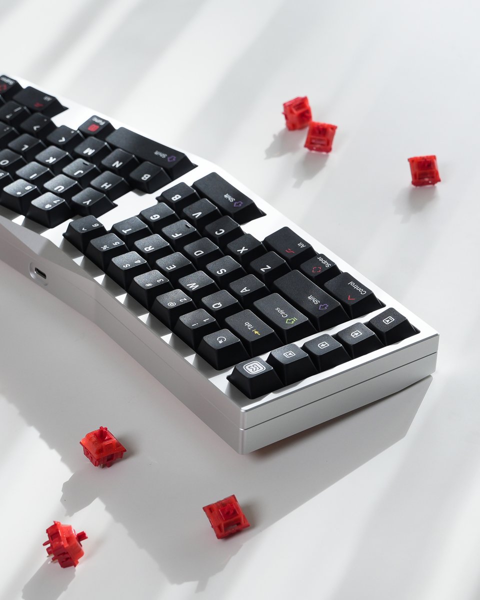 KeebTaro's tweet image. Keyboard: Boomerang
Keycaps: KAP White on Black
Switch: HMX TTRed

#KEEB_PD #KEEB_PD_R274
#MechanicalKeyboard #自作キーボード
#KEEBTARO_PHOTO #俺キー