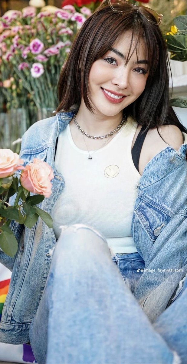 I made a promise in 2020, before the fame and chaos. Through the years you stayed humble, kind, and true to your words. Now you have fame and power, yet you’re still the same sweet country girl. That says everything about you. Love you 💛
#FayePeraya