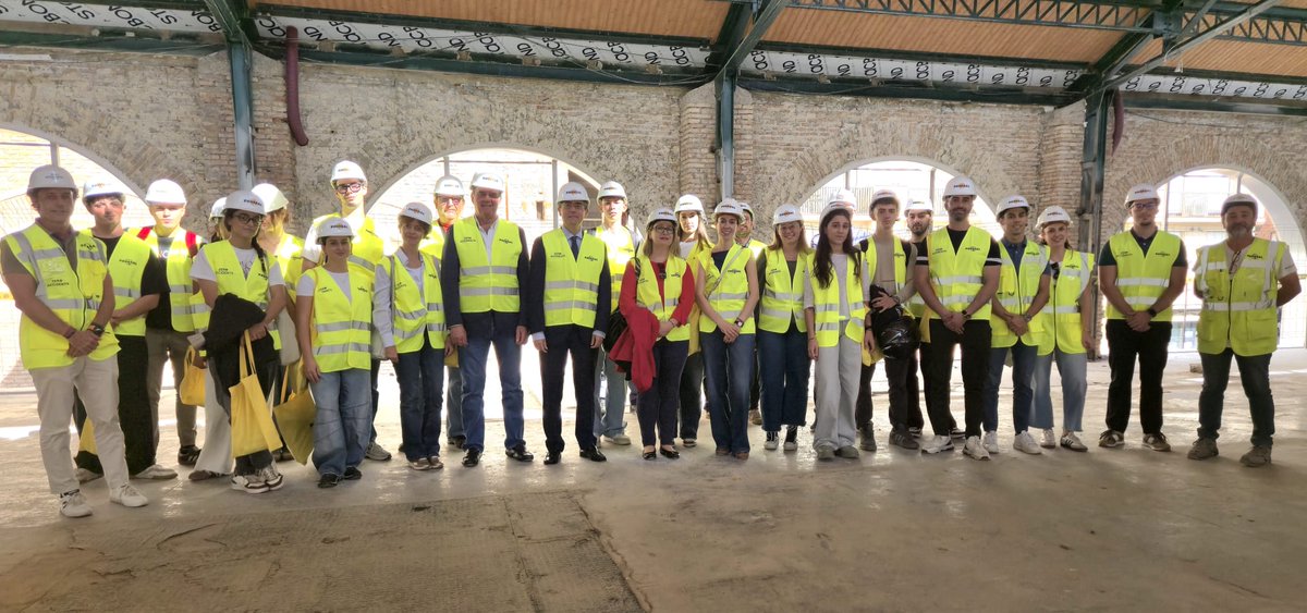 🚧 Las obras de rehabilitación de la Plaza de Abastos de Verónicas se abren a la formación práctica de los futuros expertos en construcción

👉🏻Este viernes fue recibido un grupo de alumnos del CIFP Politécnico de Murcia para realizar una visita técnica

ℹ️ centromedios.murcia.es/PUBLICO/NotaPr…