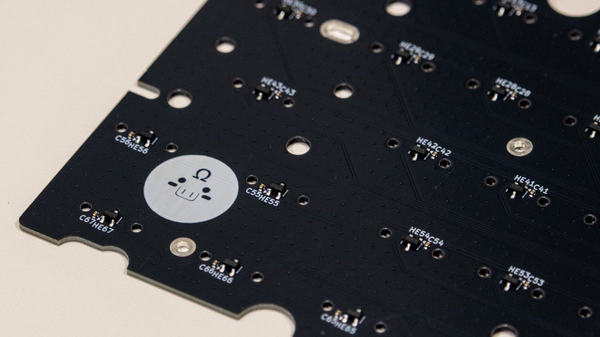 HE60というオープンソースのHEキーボードがあることを知る ↓ PCBA発注して、余剰分を販売する（GPL-3.0） ↓  実際使ってみてめちゃくちゃ気に入る。設定ツールも含めて完成度すごい ↓ 要望があったので2ロット目を製造して販売開始（ｲﾏｺｺ!）  https://t.co/FEdjwDScL0