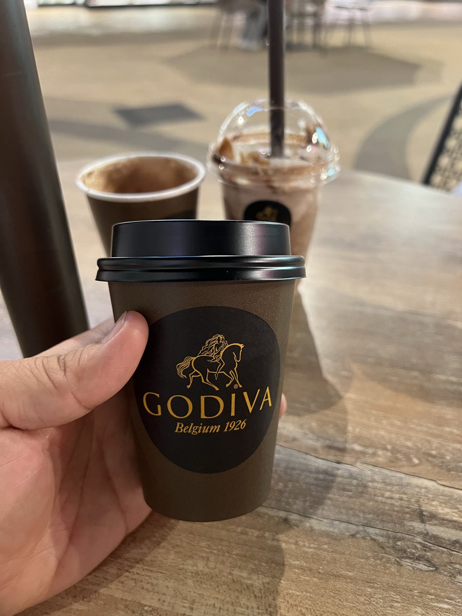 yuppyfamily's tweet photo. ホットでほっとしてる！🍫
GODIVA久しぶり飲んだ！ https://t.co/vy0JxF7hMx