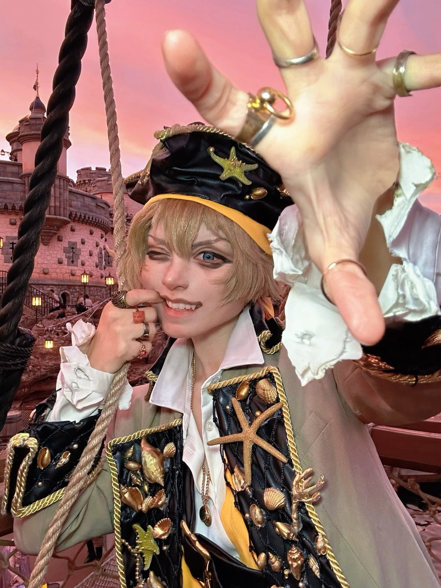 この船達、全部オレのでいいッスよね🍩⚓️ #Dハロ仮装 #Dハロツイステ