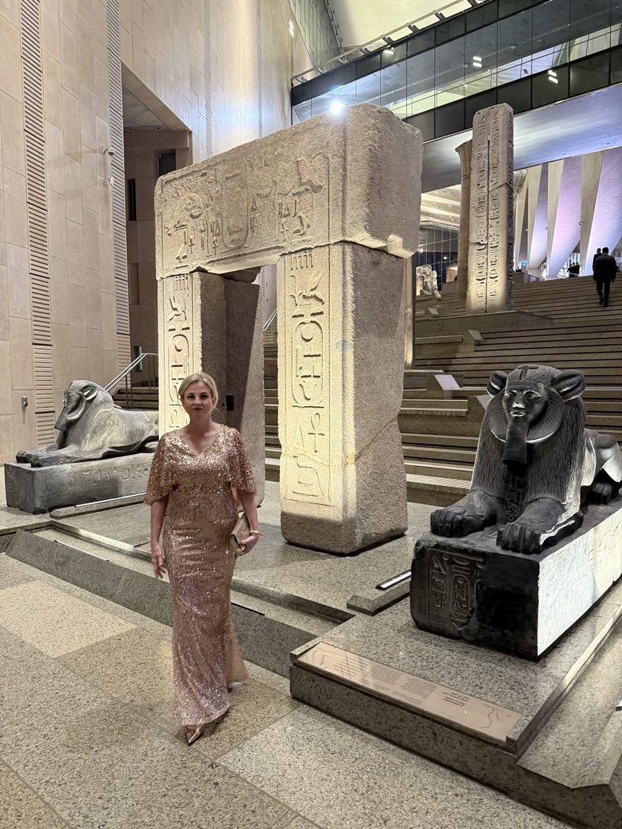 BMeinl's tweet photo. Gestern durfte ich bei der feierlichen Eröffnung des Grand Egyptian Museum in Kairo dabei sein und Österreich bei diesem historischen Moment vertreten. 🇪🇬🤝🇦🇹
Zwischen hochrangigen internationalen Gästen war der Stolz und die Bedeutung dieses Moments deutlich spürbar – besonders auch für uns: Die österreichische Forscherin Dr. Irene Forstner-Müller hat mit ihrer Arbeit maßgeblich zum Museum beigetragen und an den Ausgrabungen in Tell el-Dab’a mitgewirkt. 🇦🇹🏺✨