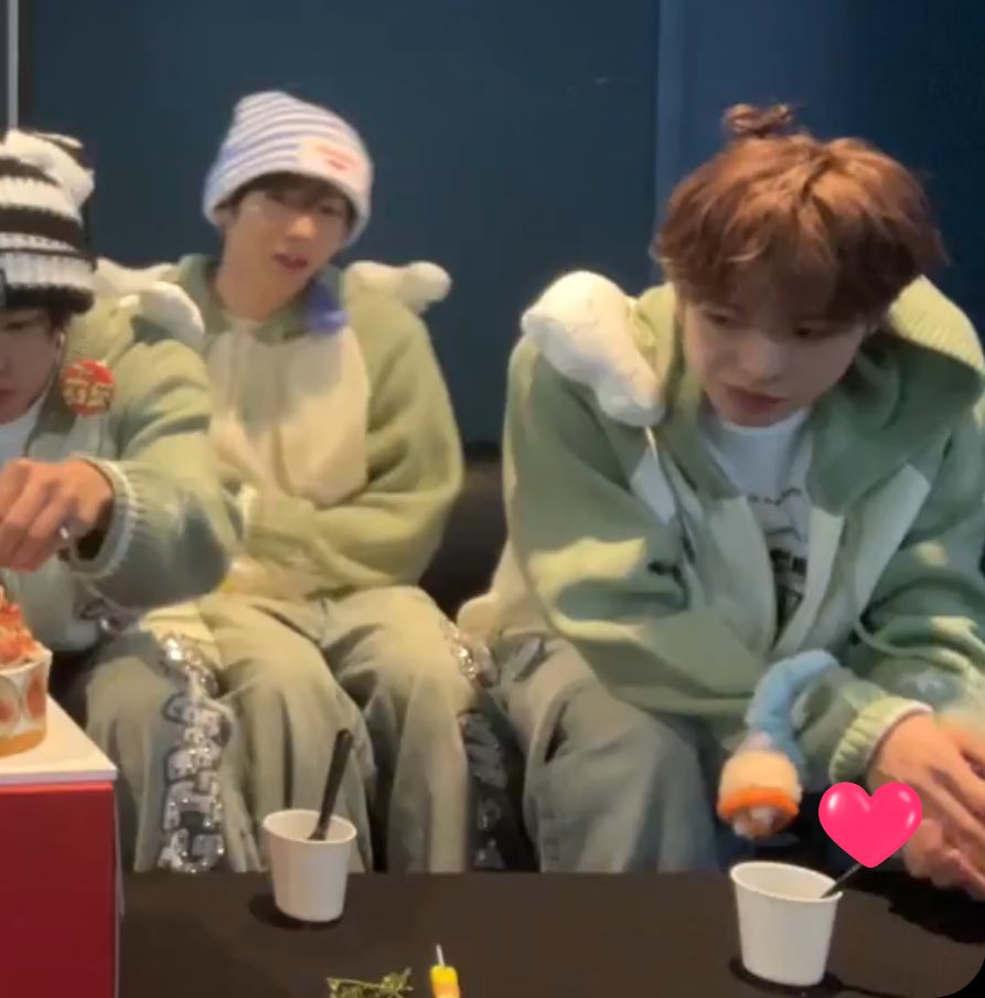 ppyo03's tweet image. 유우시 무화과 먹고 표정봐 별론가봐 ㅜㅠㅋㅋㅋ