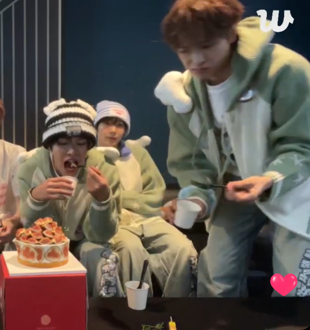 ppyo03's tweet image. 유우시 무화과 먹고 표정봐 별론가봐 ㅜㅠㅋㅋㅋ