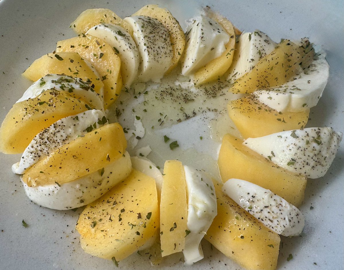 -柿モッツァレラ-

柿はなるべく熟したもので、モッツァレラチーズと並べて、
イタリアンパセリとブラックペッパー、ソースをかけて完成。
ソースレシピはビネガー入れるのとレモン入れると美味しくなりました。

ソースレシピ
・オリーブオイル 大さじ1
・ワインビネガー 小さじ3/4
・はちみつ