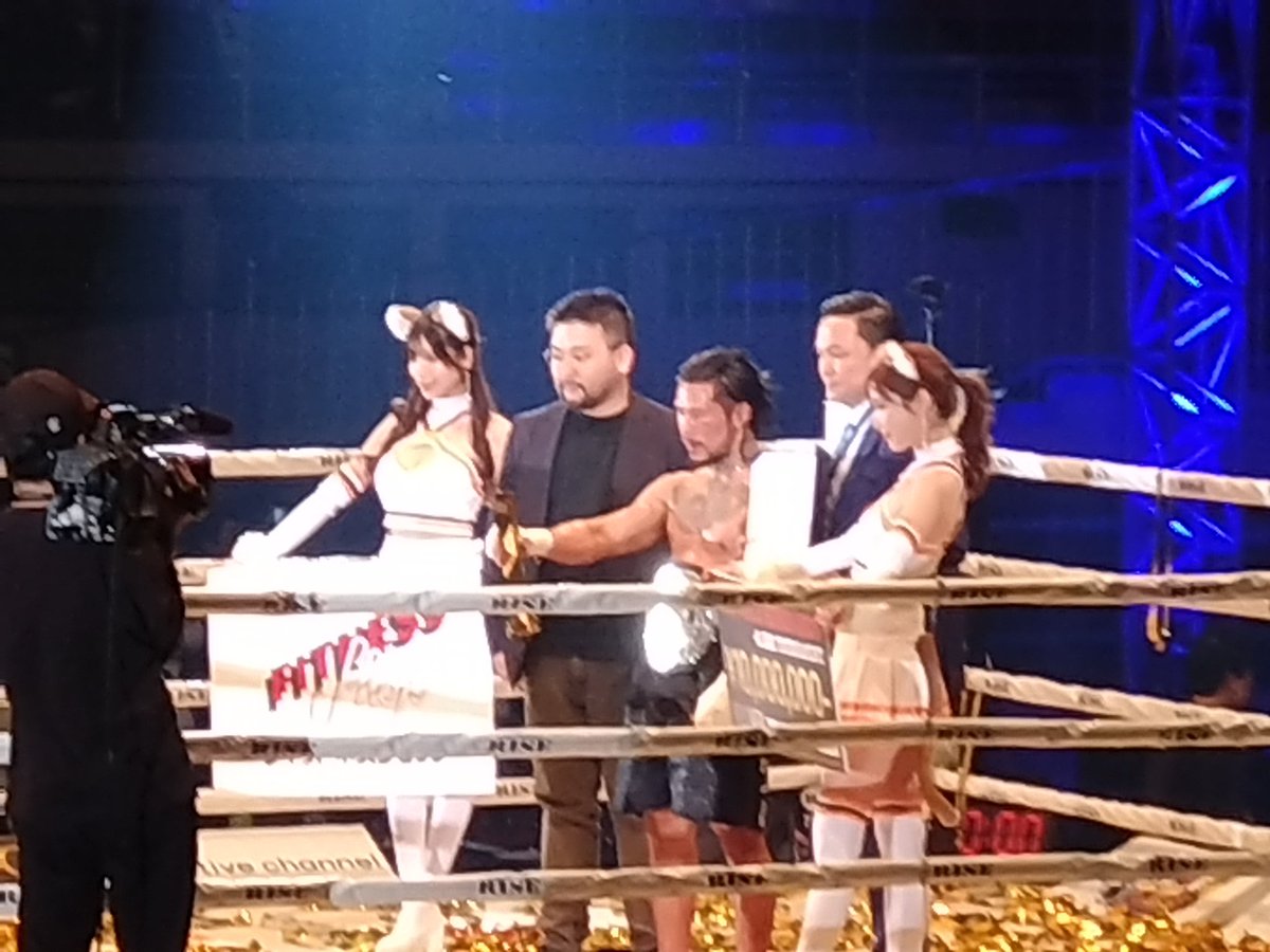 keiba_wwe_carp's tweet image. 中村寛、延長判定勝利！！
61.5kgトーナメント優勝！！

うん……いや凄いわ凄いんだけどさ
本戦で29-28中村寛は無いし、延長もどうかと思うで

だけど延長で文句無しのダウン取っちゃうからタチが悪いよ
やれやれ、後味良いんだか悪いんだか
#RISE_WS