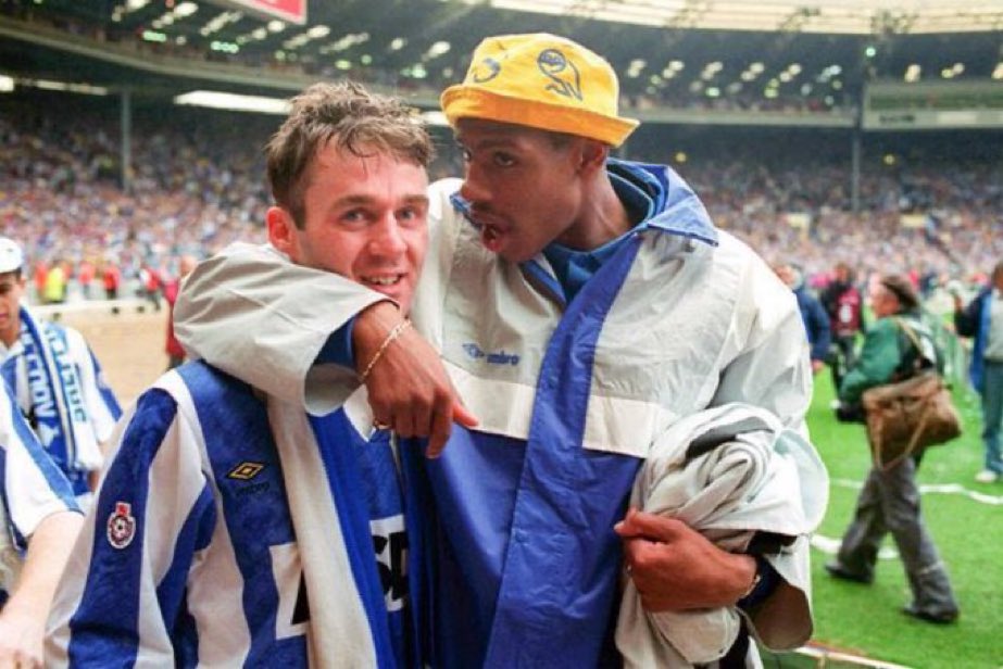 36 years ago today:

Big Ron signed John Sheridan from Nottingham Forest.

He would make his debut 2 days later at the City Ground, and inspire us to a 1:0 win.

What a signing. What a player.

#swfc