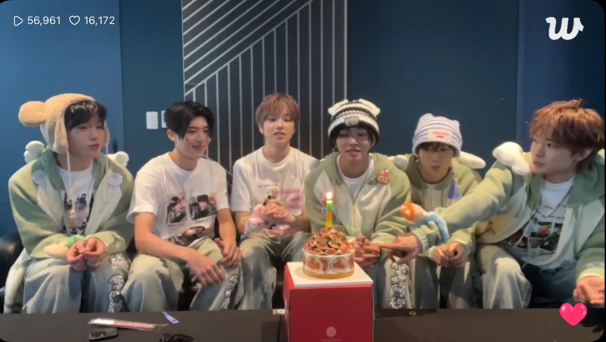 ppyo03's tweet image. 유우시 케이크 먹고 싶어서 눈을 못 뗌 ㅋㅋ