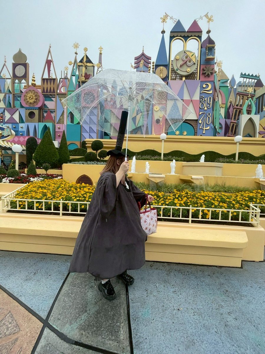 2OOllO's tweet photo. 傘持つ時の位置が高すぎて一生笑ってた😹😹
雨に濡れて衣装の色若干変わってるけど激かわ〜〜💘💘 https://t.co/KtJHQbgM9F