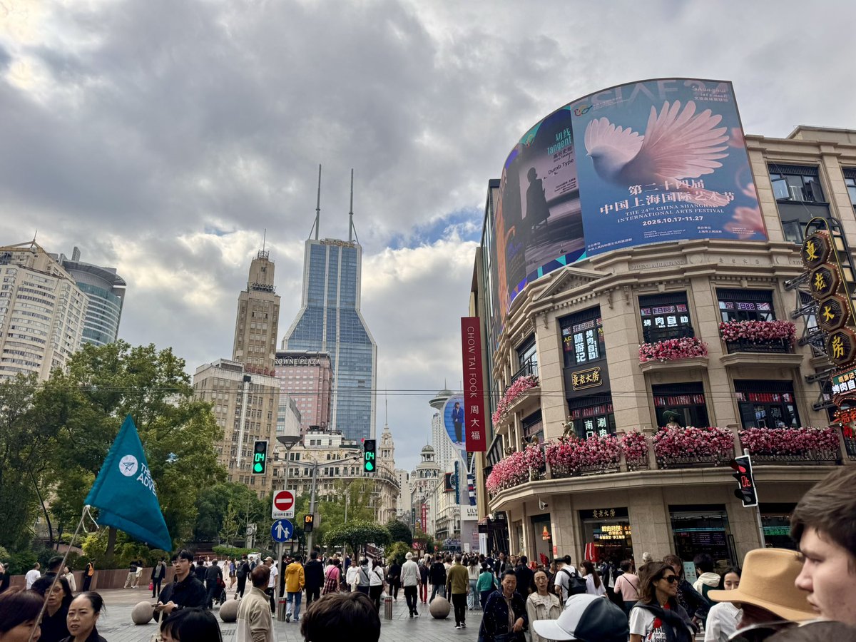 We spent the afternoon with a walk along The Bund 🌆 taking in the impressive skyline in daylight this time, before heading up Nanjing Road for some last-minute shopping; with students grabbing lunch along the way 🥢🛍️🇨🇳 <a href="/StCuthbertsMFL/">MFL at St Cuthbert's High School</a> #StCuthbertsFormingGreatMen