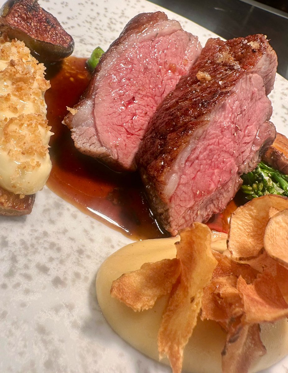 Mourne rump of lamb, Jeruselum artichoke, caramelised figs, roast garlic aioli &amp; lamb jus #proper #autumn
